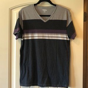 V-neck short sleeve shirt